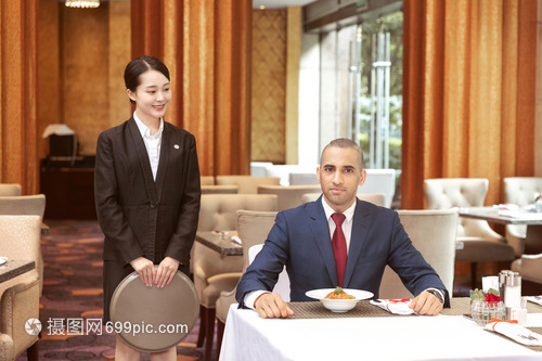 酒店服務(wù)餐廳服務(wù)員給外國(guó)客人上菜